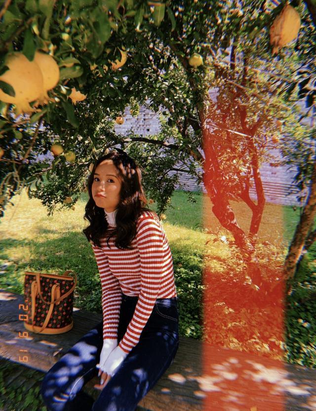 张子萱|张子萱石榴树下拍写真，嘟嘴卖萌凹造型，青春靓丽如花季少女