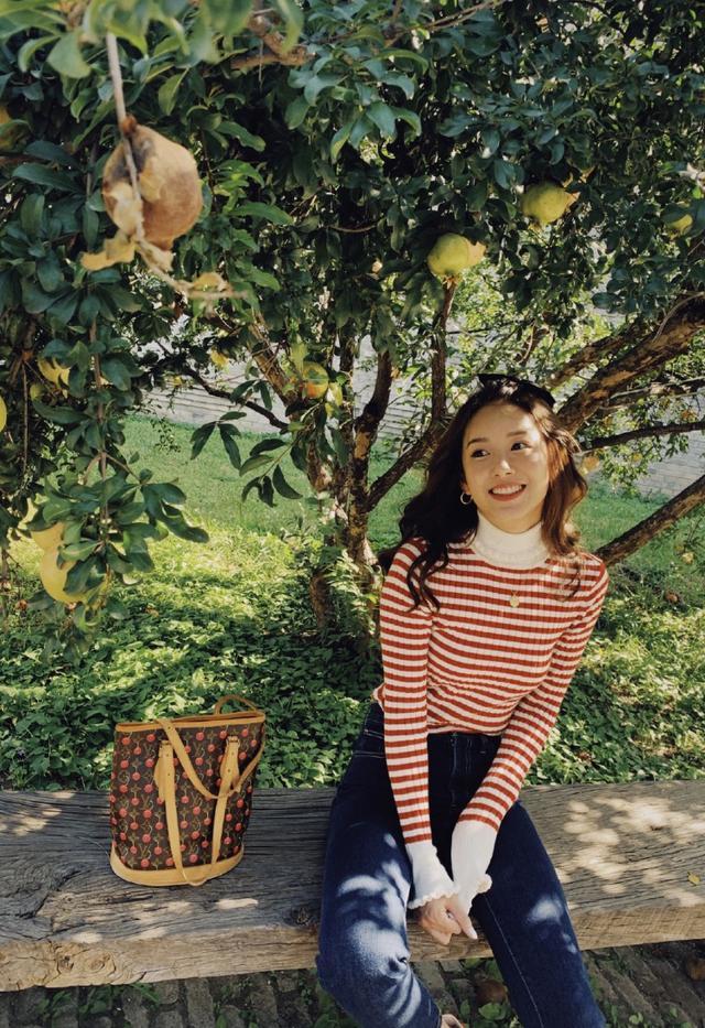 张子萱|张子萱石榴树下拍写真，嘟嘴卖萌凹造型，青春靓丽如花季少女