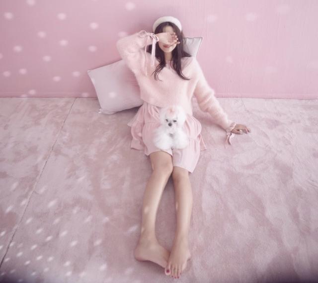 张子萱|张子萱石榴树下拍写真，嘟嘴卖萌凹造型，青春靓丽如花季少女