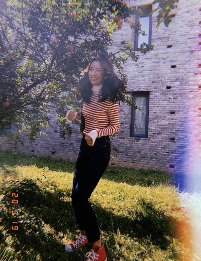 张子萱|张子萱石榴树下拍写真，嘟嘴卖萌凹造型，青春靓丽如花季少女