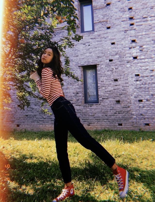 张子萱|张子萱石榴树下拍写真，嘟嘴卖萌凹造型，青春靓丽如花季少女