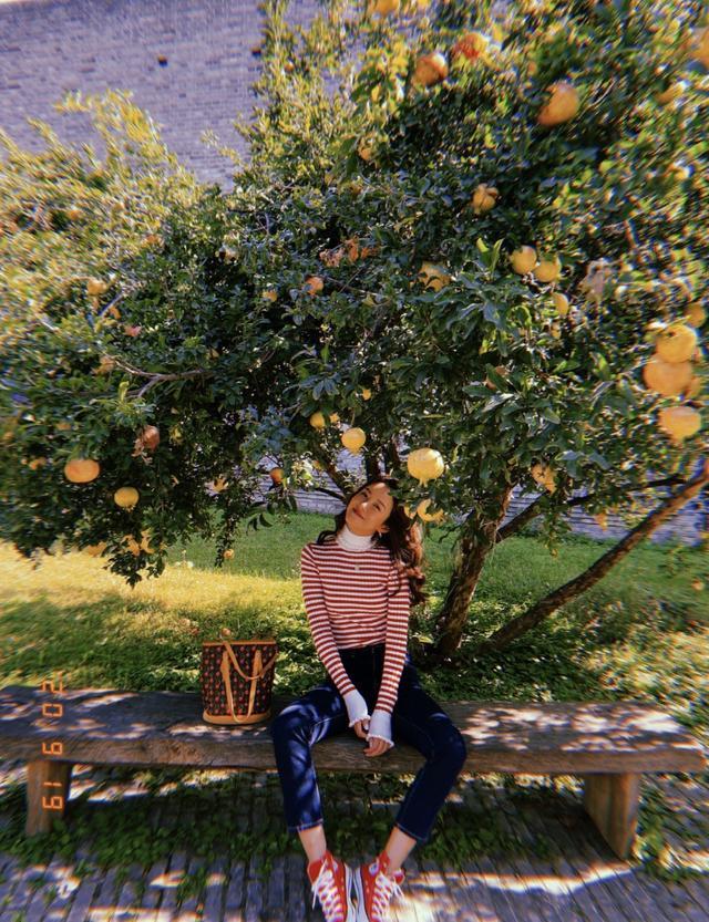 张子萱|张子萱石榴树下拍写真，嘟嘴卖萌凹造型，青春靓丽如花季少女