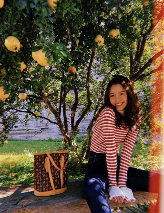 张子萱|张子萱石榴树下拍写真，嘟嘴卖萌凹造型，青春靓丽如花季少女