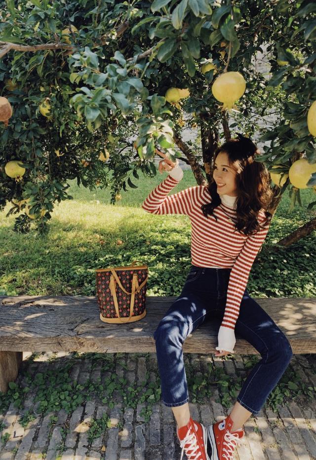 张子萱|张子萱石榴树下拍写真，嘟嘴卖萌凹造型，青春靓丽如花季少女