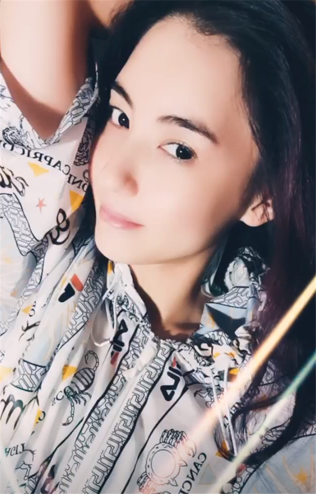 张柏芝|张柏芝为小儿子赚奶粉钱，一个人到内地隔离，太无聊只能玩自拍