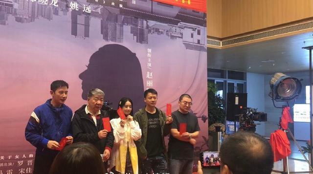 赵丽颖|忍气吞声？娱记曝赵丽颖新剧开机后遭抢戏，还怕得罪对方不敢回怼