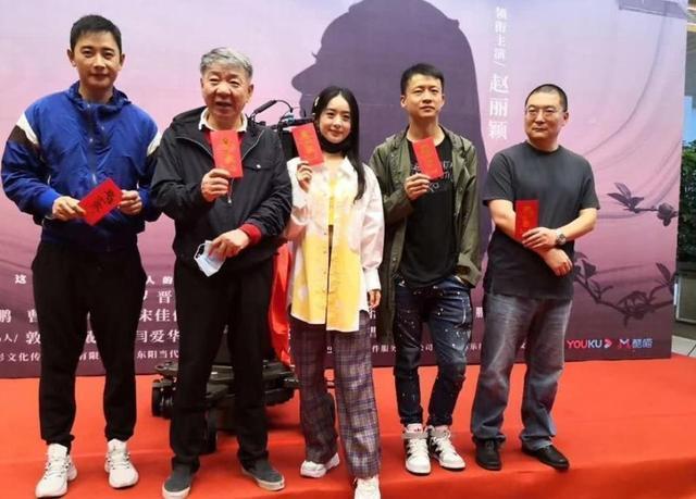 赵丽颖|忍气吞声？娱记曝赵丽颖新剧开机后遭抢戏，还怕得罪对方不敢回怼