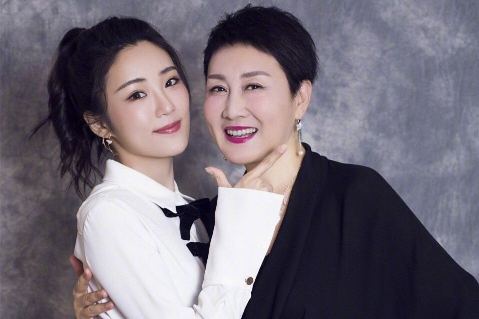 赵丽颖|忍气吞声？娱记曝赵丽颖新剧开机后遭抢戏，还怕得罪对方不敢回怼