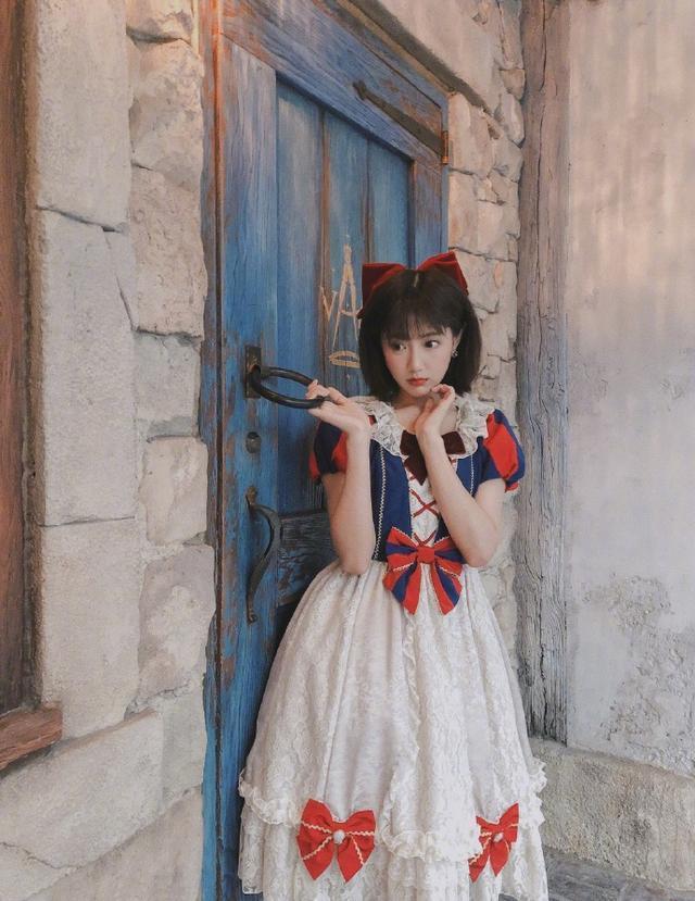 李艺彤气质真好,穿白雪姬洛丽塔太俏皮,像个"在逃公主"