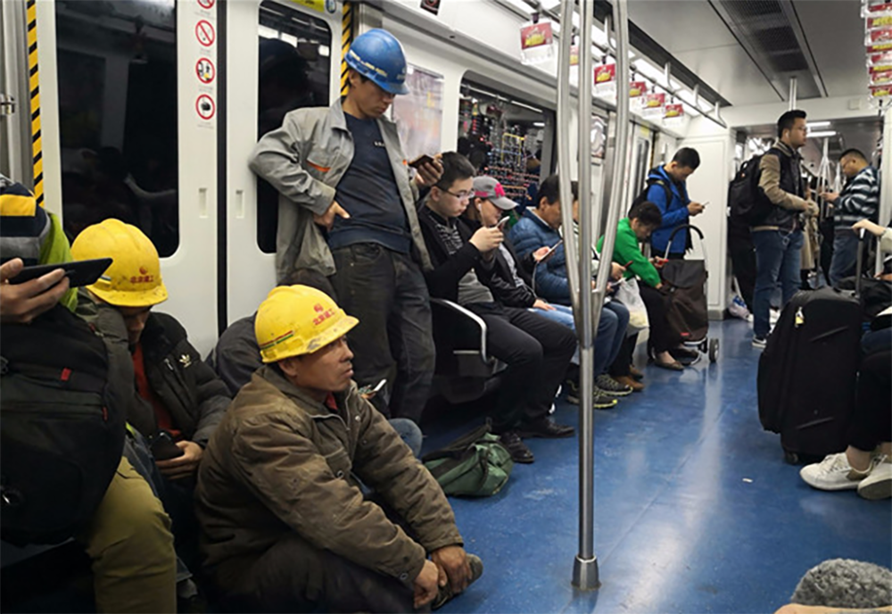 郑爽|农民工怕弄脏座位坐地上，郑爽衣着光鲜为何就能把脚踩凳子上？