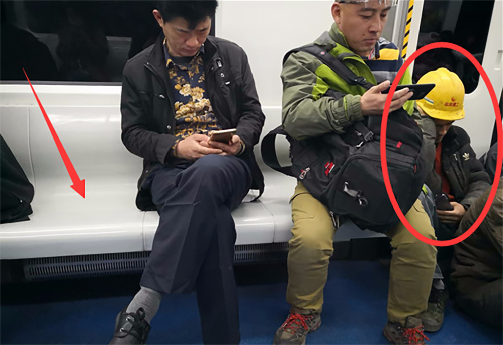 郑爽|农民工怕弄脏座位坐地上，郑爽衣着光鲜为何就能把脚踩凳子上？
