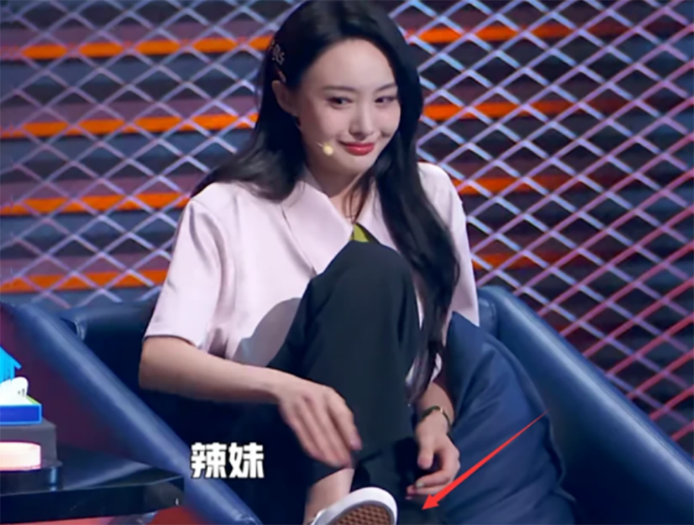 郑爽|农民工怕弄脏座位坐地上，郑爽衣着光鲜为何就能把脚踩凳子上？