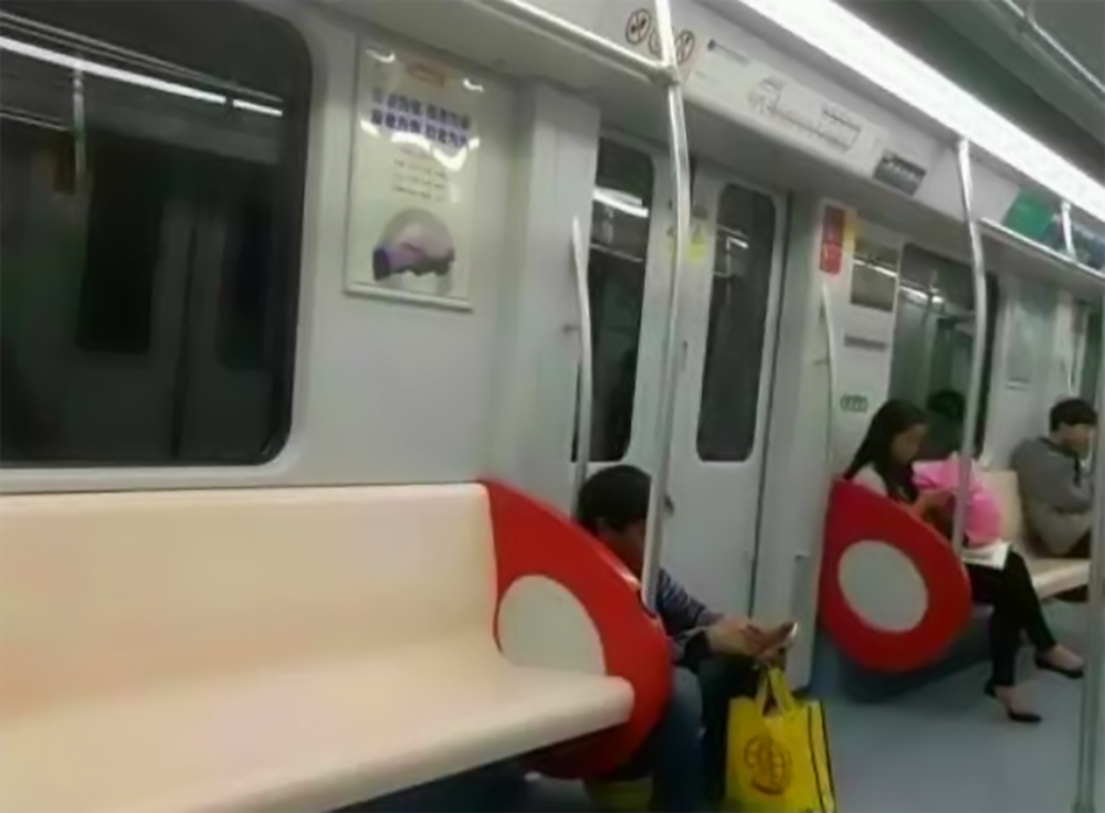 郑爽|农民工怕弄脏座位坐地上，郑爽衣着光鲜为何就能把脚踩凳子上？