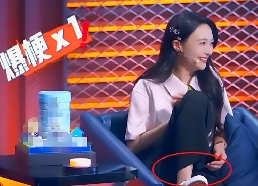 郑爽|农民工怕弄脏座位坐地上，郑爽衣着光鲜为何就能把脚踩凳子上？