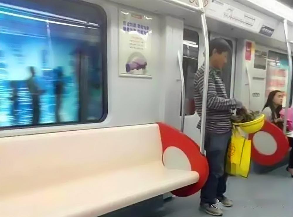 郑爽|农民工怕弄脏座位坐地上，郑爽衣着光鲜为何就能把脚踩凳子上？