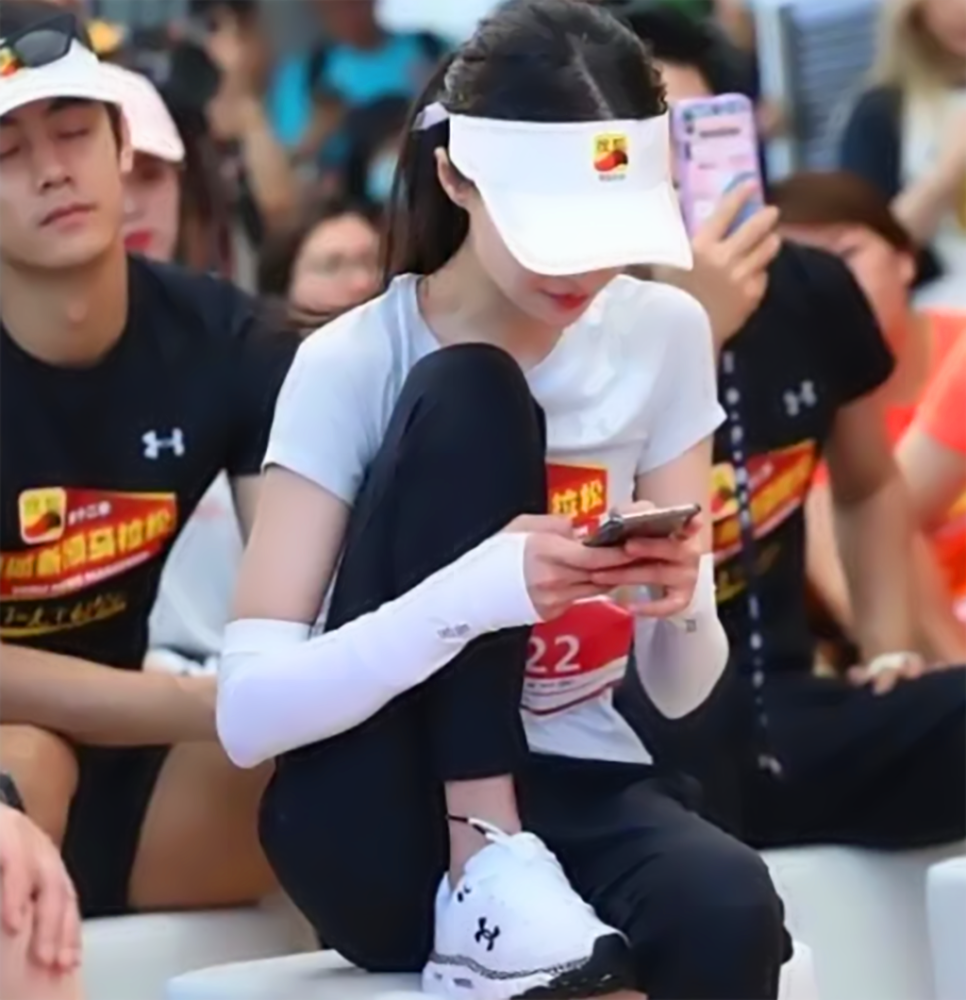 郑爽|农民工怕弄脏座位坐地上，郑爽衣着光鲜为何就能把脚踩凳子上？