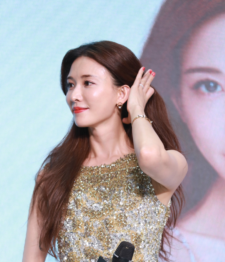 林志玲|林志玲片场小腹微凸，全程拿抱枕遮挡腹部，现场画襁褓婴儿引猜测