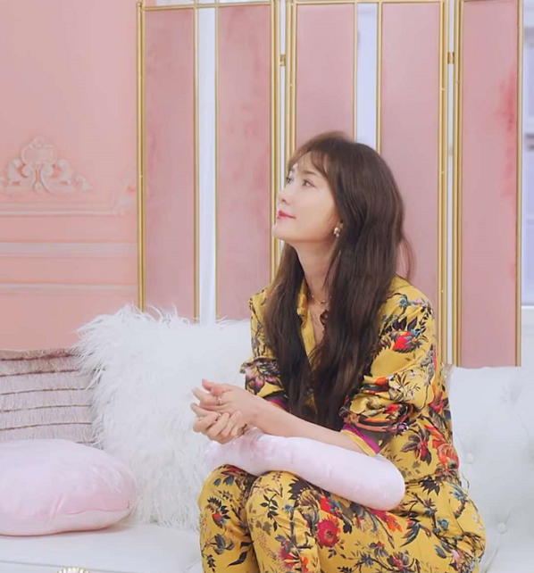 林志玲|林志玲片场小腹微凸，全程拿抱枕遮挡腹部，现场画襁褓婴儿引猜测