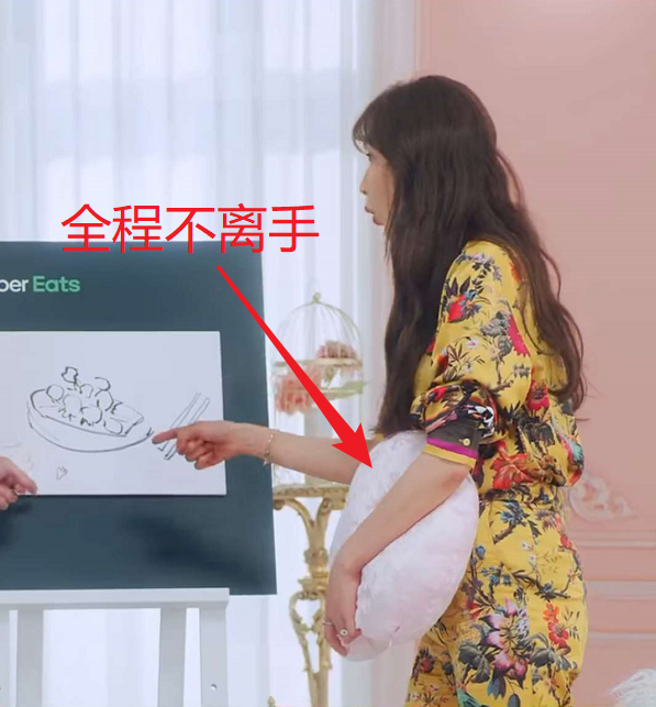 林志玲|林志玲片场小腹微凸，全程拿抱枕遮挡腹部，现场画襁褓婴儿引猜测