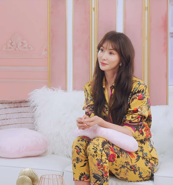 林志玲|林志玲片场小腹微凸，全程拿抱枕遮挡腹部，现场画襁褓婴儿引猜测