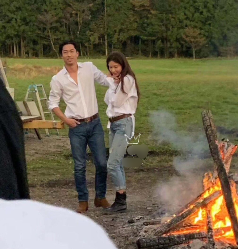 林志玲|林志玲片场小腹微凸，全程拿抱枕遮挡腹部，现场画襁褓婴儿引猜测