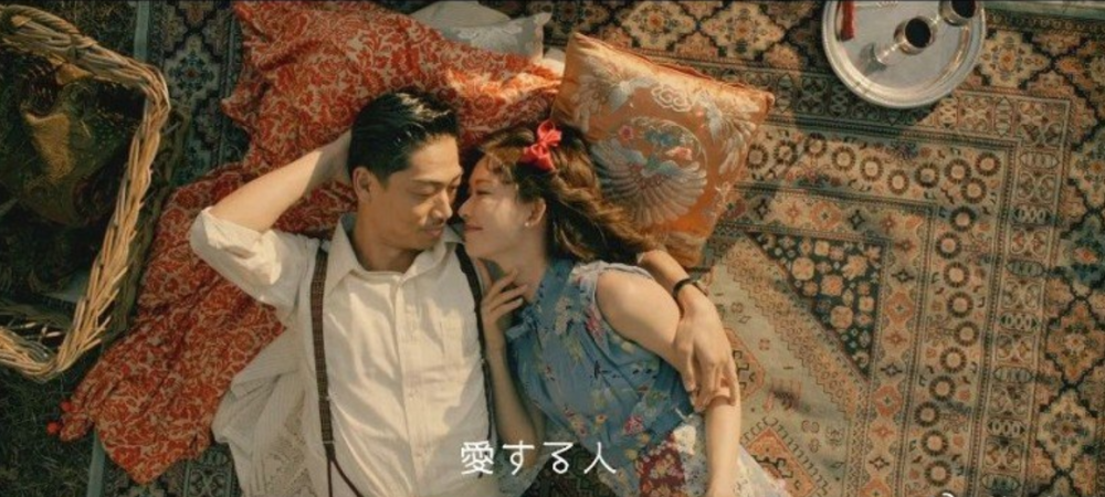 林志玲|林志玲片场小腹微凸，全程拿抱枕遮挡腹部，现场画襁褓婴儿引猜测