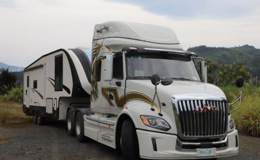 卡车司机们如果赚够了钱就买这台江淮半挂房车去旅游