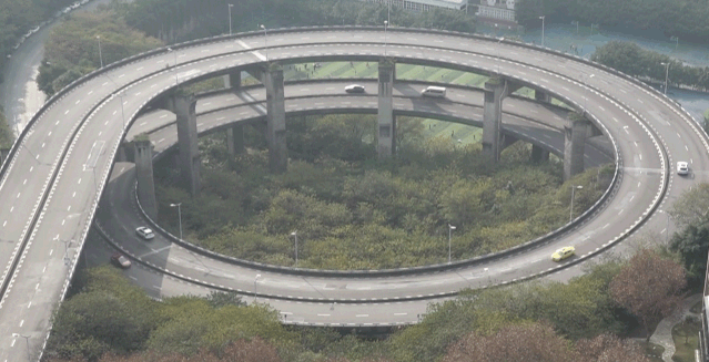 还有被本地人称为"融侨转转桥"的720度三层旋转立交桥.