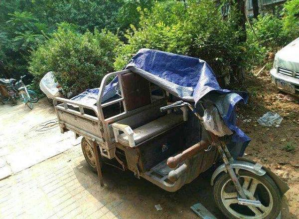 破旧的电动三轮车