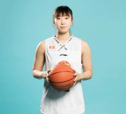福建心相印女篮签约"三好学生"杨文钰