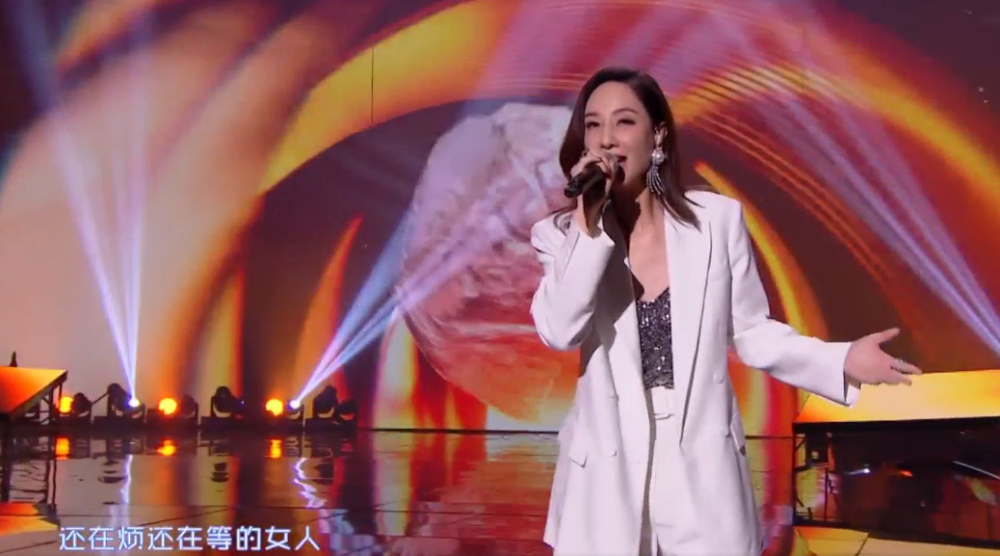 孟佳|孟佳成团后再跟白冰、郑希怡同框，不光被秒成伴舞，穿衣风格廉价