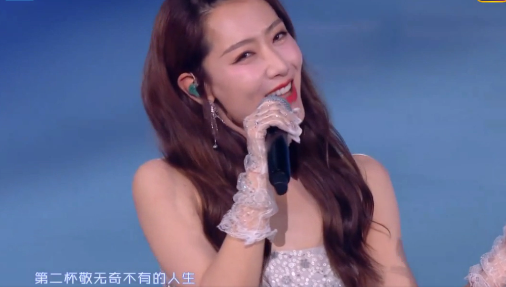 孟佳|孟佳成团后再跟白冰、郑希怡同框，不光被秒成伴舞，穿衣风格廉价