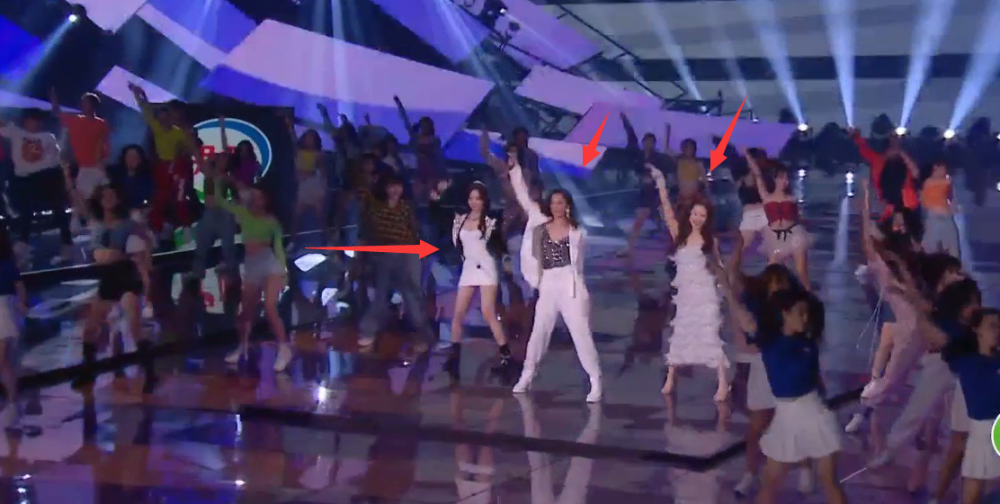 孟佳|孟佳成团后再跟白冰、郑希怡同框，不光被秒成伴舞，穿衣风格廉价