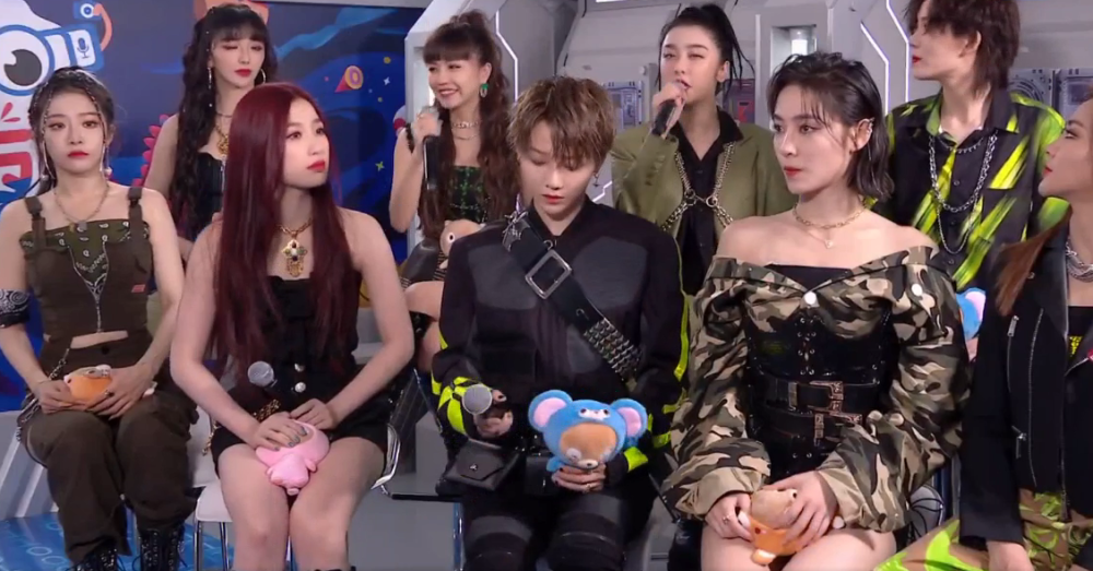 孟佳|孟佳成团后再跟白冰、郑希怡同框，不光被秒成伴舞，穿衣风格廉价