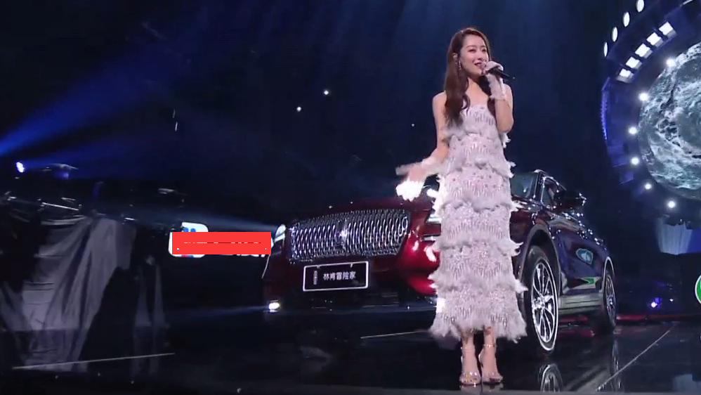 孟佳|孟佳成团后再跟白冰、郑希怡同框，不光被秒成伴舞，穿衣风格廉价