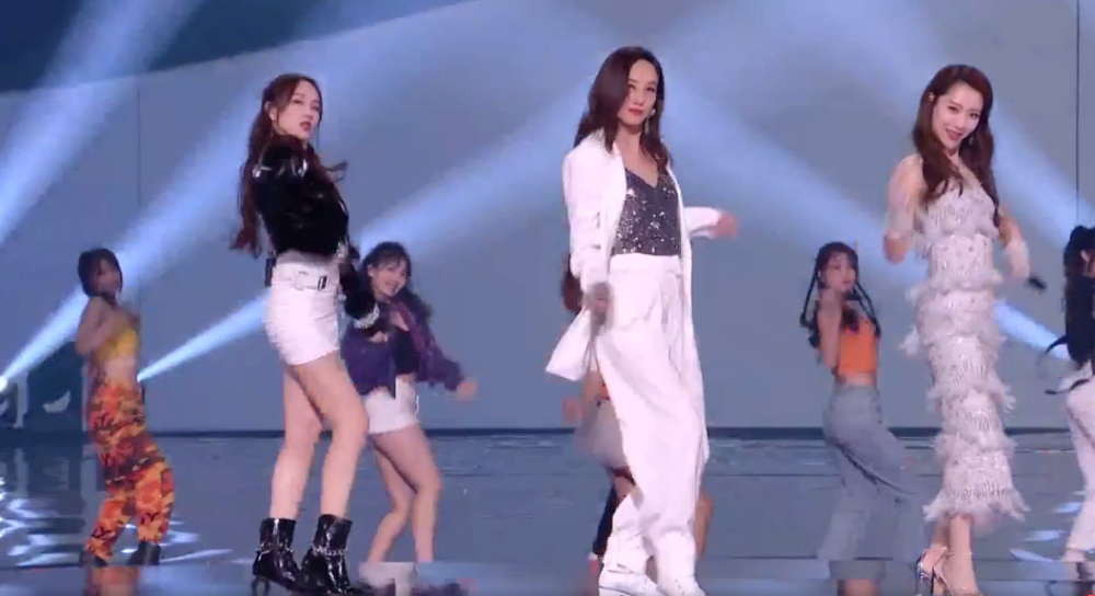 孟佳|孟佳成团后再跟白冰、郑希怡同框，不光被秒成伴舞，穿衣风格廉价