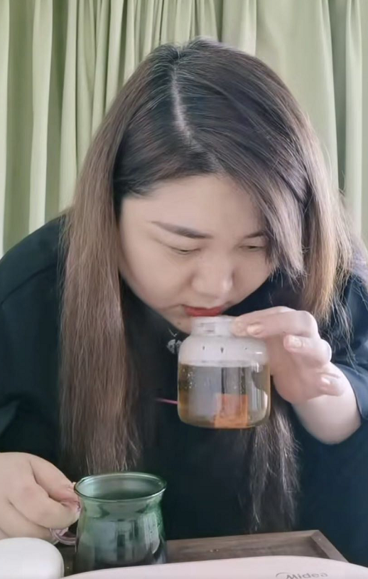 杨天真|杨天真切胃手术后养生翻车，患糖尿病却喝红糖参茶，被怼生活小白