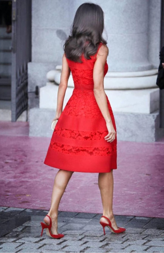 西班牙王后一条红裙穿4年,手臂的肌肉线条绝了!