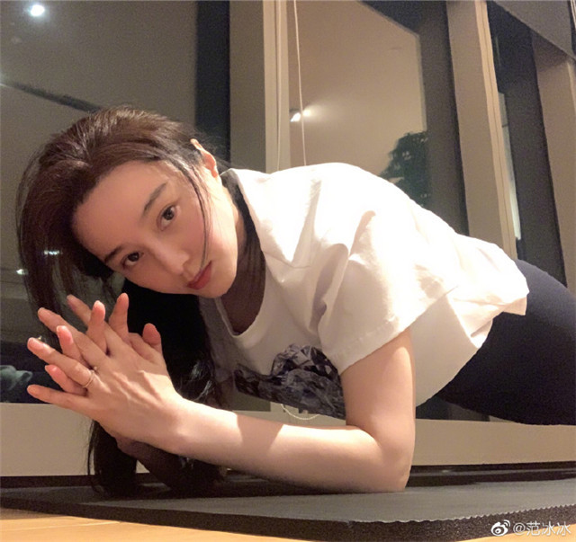 范冰冰|范冰冰身材发福再被传怀孕，她晒自拍照回应