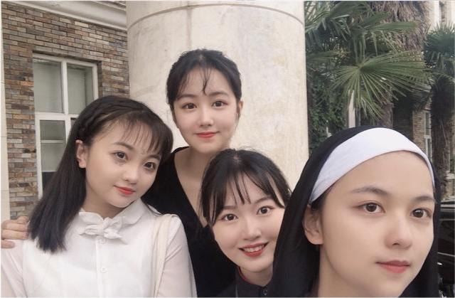 林妙可|林妙可穿高级旗袍珠光宝气如同贵妇，与闺蜜合照却频频被碾压