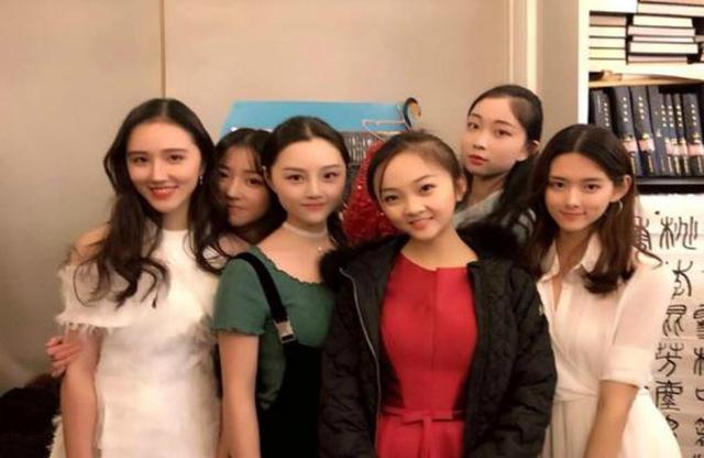 林妙可|林妙可穿高级旗袍珠光宝气如同贵妇，与闺蜜合照却频频被碾压