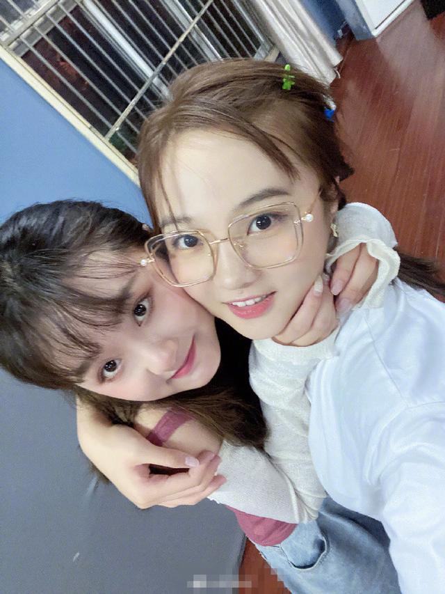 林妙可|林妙可穿高级旗袍珠光宝气如同贵妇，与闺蜜合照却频频被碾压