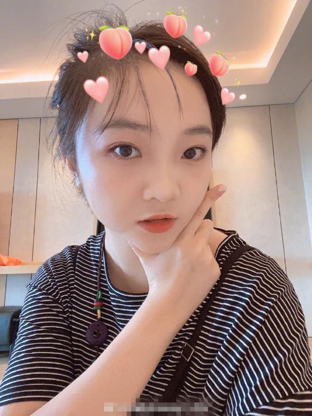 林妙可|林妙可穿高级旗袍珠光宝气如同贵妇，与闺蜜合照却频频被碾压