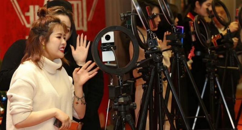 网红|网红刘大美生日会，国家一级演员闫学晶坐豪车助阵，被指严重掉价