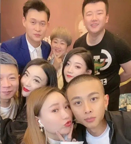网红|网红刘大美生日会，国家一级演员闫学晶坐豪车助阵，被指严重掉价
