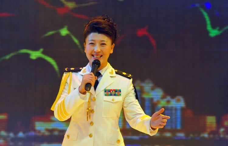 网红|网红刘大美生日会，国家一级演员闫学晶坐豪车助阵，被指严重掉价