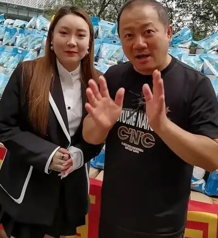 网红|网红刘大美生日会，国家一级演员闫学晶坐豪车助阵，被指严重掉价