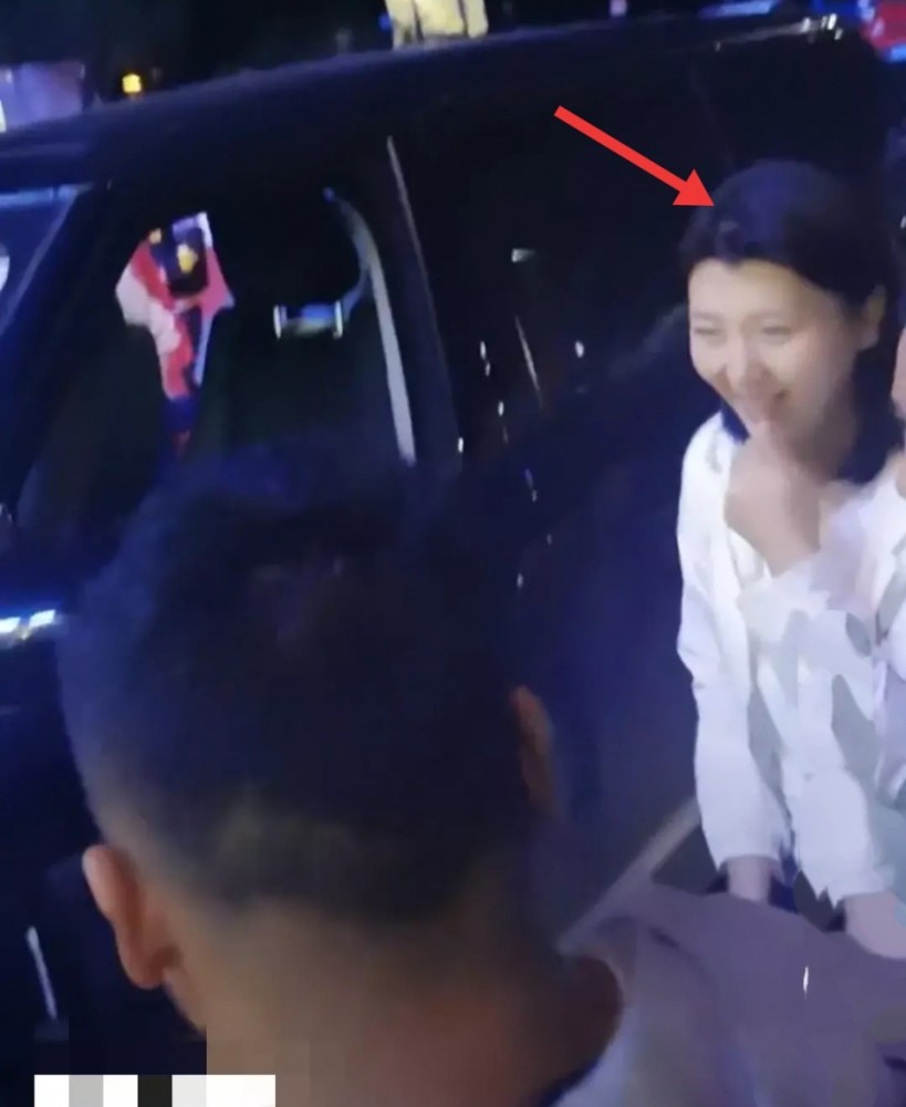 网红|网红刘大美生日会，国家一级演员闫学晶坐豪车助阵，被指严重掉价