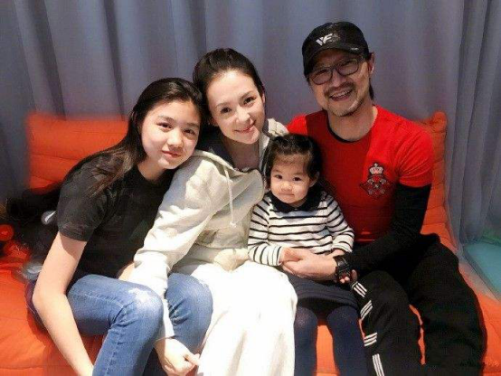 章子怡|章子怡出道前曾有过一段初恋？历经3位男友，她最终嫁给了爱情