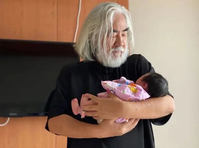 张纪中|张纪中妻晒靓照，产后9天身材纤细恢复好，与老公对视“望夫眼”抢镜